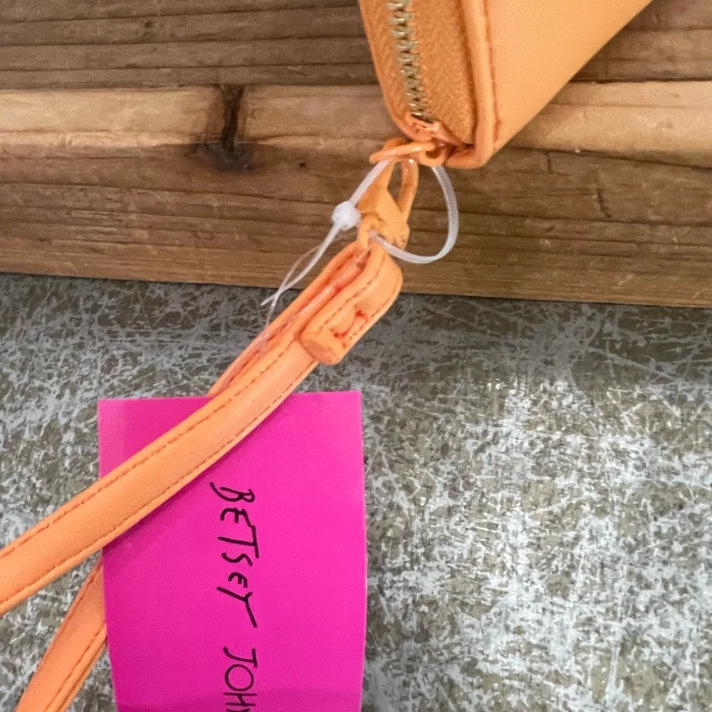 Betsey Johnson 2024 “ELECTRIC ORANGE” MANY SKULLS “ WRISTLET /WALLET - Picture 3 of 8